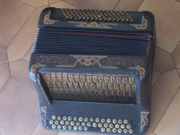 tres Ancien accordéon. Old accordion Maugein Freres piece musée