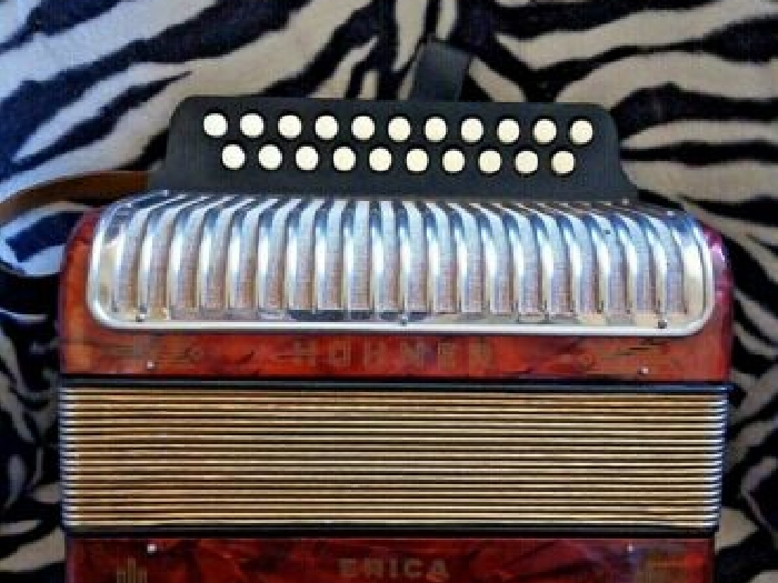 ancien accordéon diatonique type Hohner Erica rouge